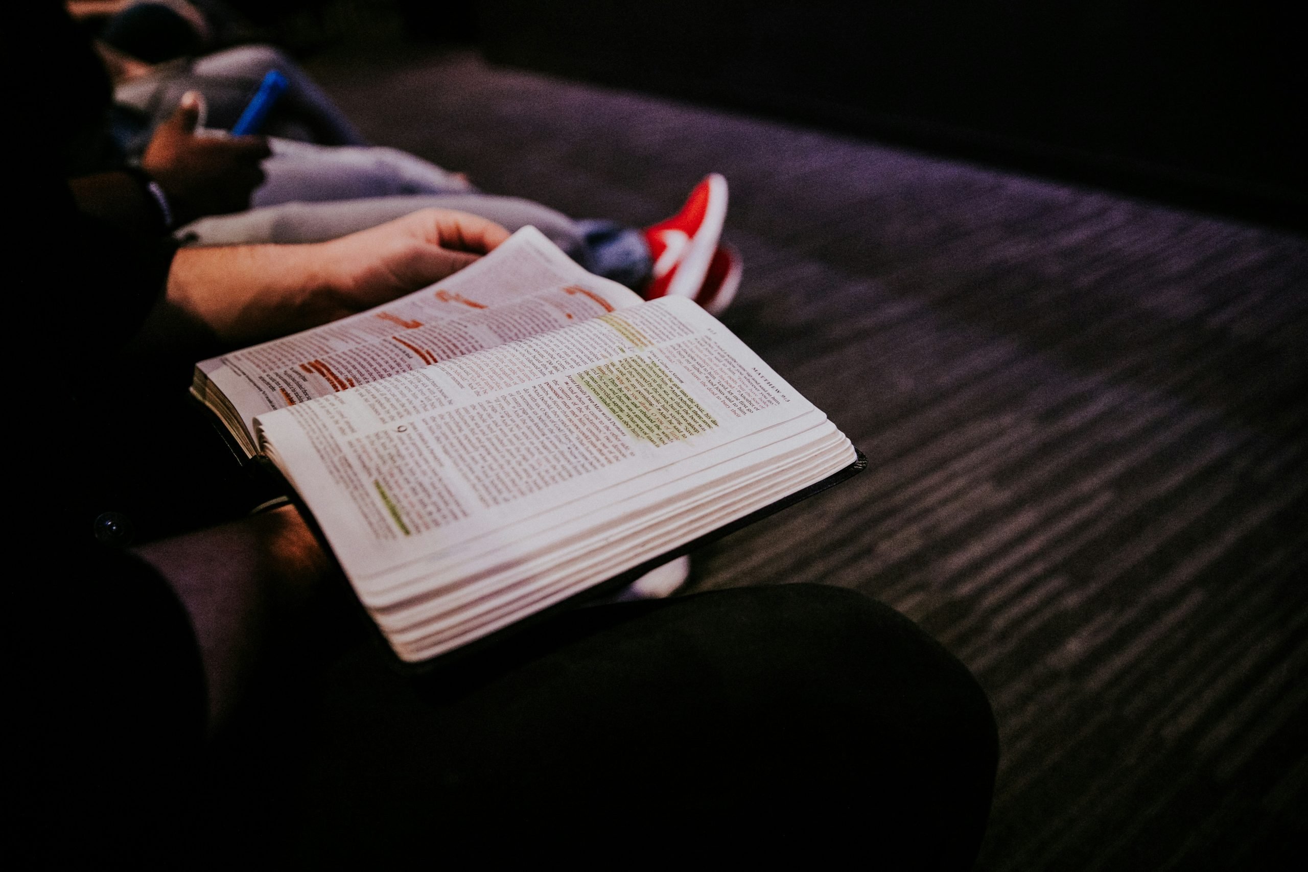 hannah-busing-G-_L3Eqkqmc-unsplash Bible Study